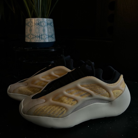 Adidas Yeezy 700 V3 - Picture 3 of 15